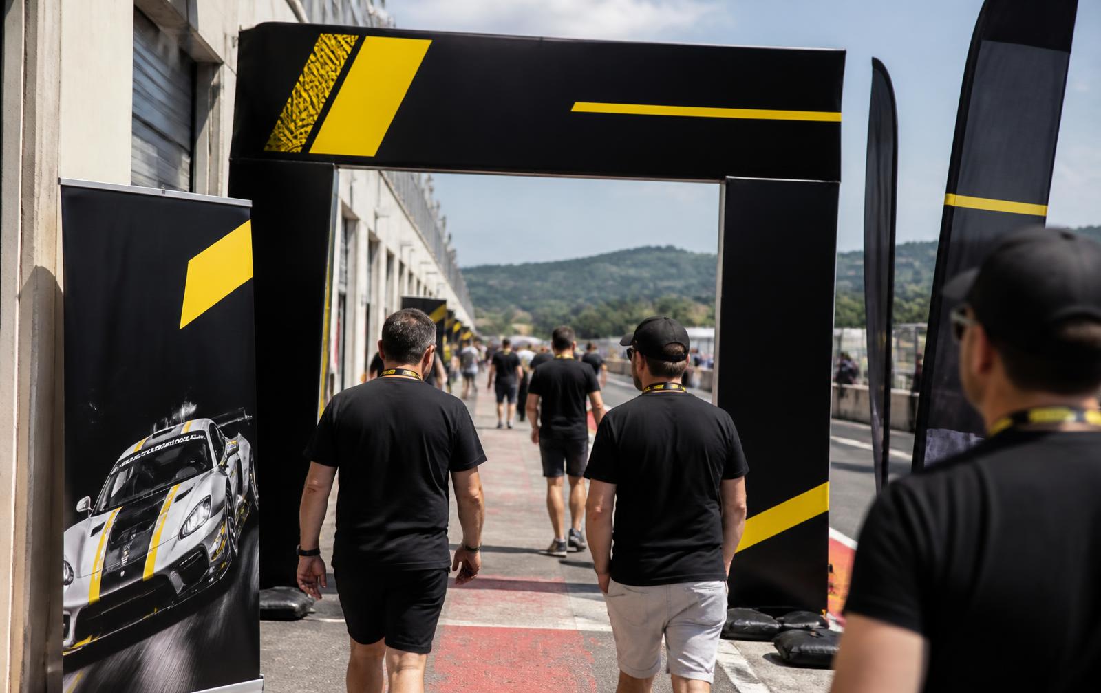 Dispositif sur circuit — arche, signalétique et roll-ups